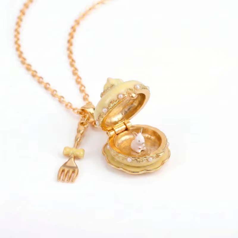 Collier pendentif mini boîte à gâteau émaillée faite à la main, mignon pendentif dessert, compatible