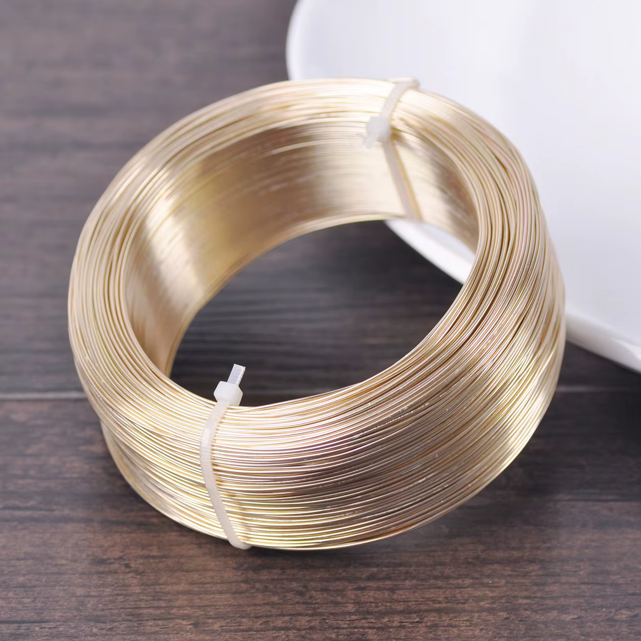 1 grand rouleau de 200 mètres de fil de perlage en aluminium souple de couleur or clair/argenté de 0