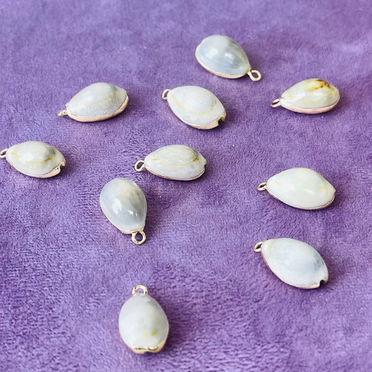 Bestseller : lot de 10 pendentifs coquillages naturels plaqués or, bijoux bohèmes de plage pour femm