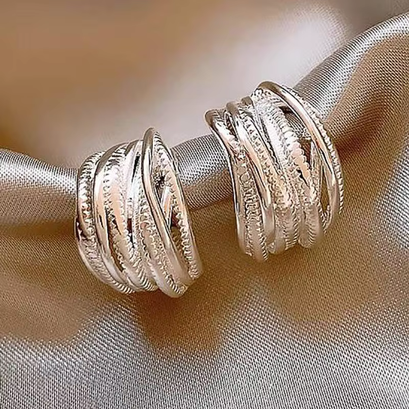 Boucles d'oreilles créoles Huitan au design élégant, polyvalentes pour mariage et usage quotidien, a