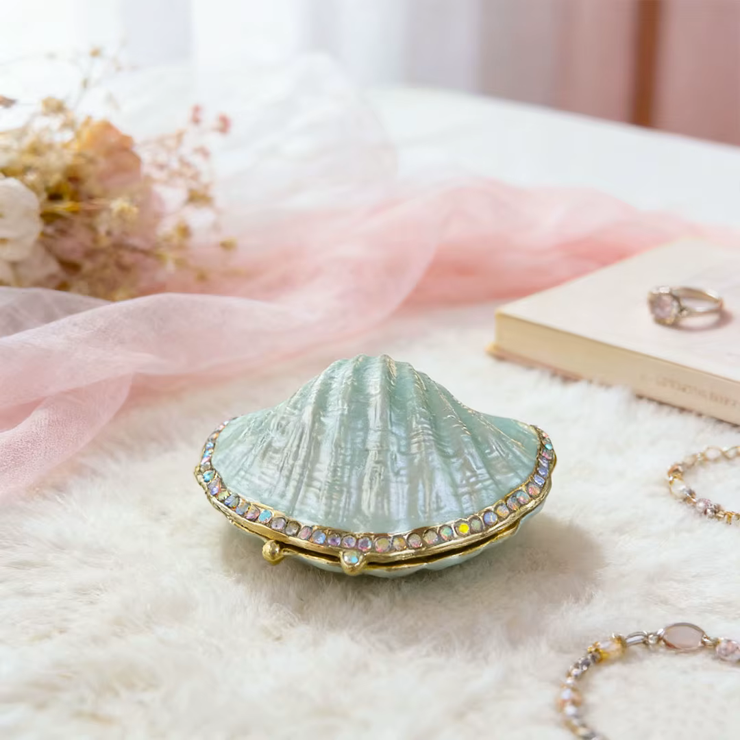 Boîte à bijoux en métal émaillé peinte à la main avec incrustations de pierres précieuses ; une pièc