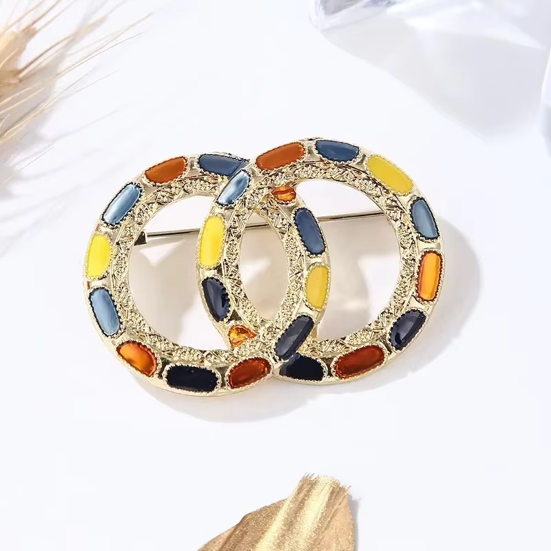 Broche élégante en émail avec lettres, sensation haut de gamme, fleur de poitrine, Clip Anti-lumière