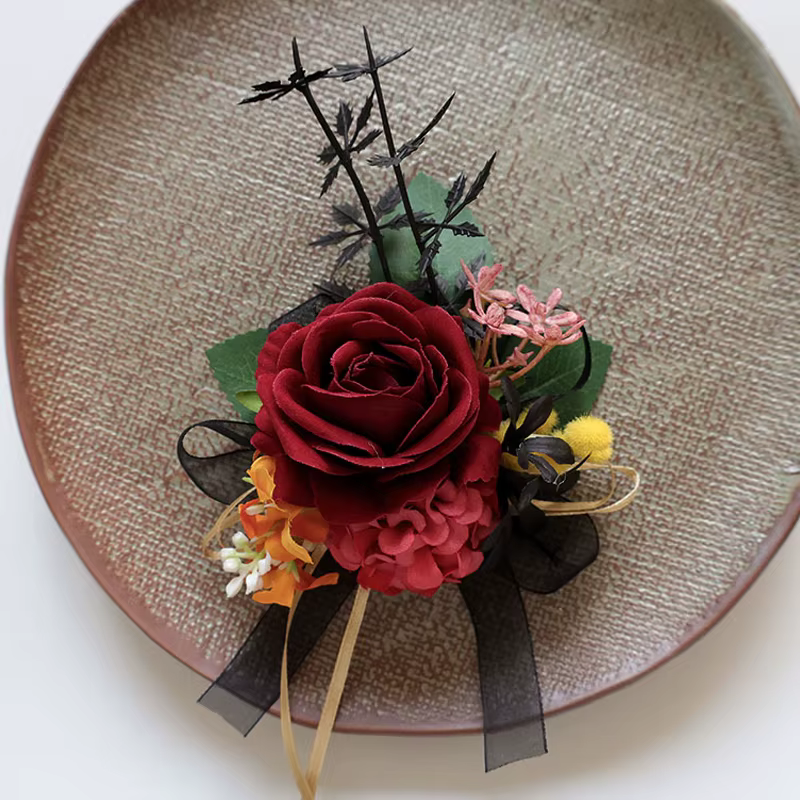 25012 Corsages de poignet roses élégants avec fausses roses rouges et feuilles vertes, parfaits pour