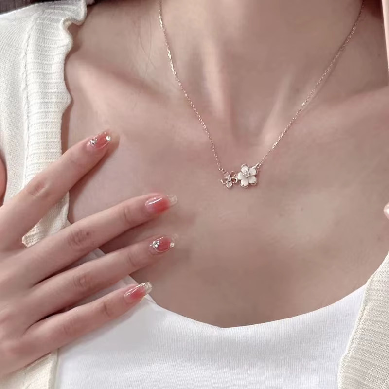 Pendentif Sakura brillant de haute qualité pour femmes, collier de luxe tendance à la mode avec fleu