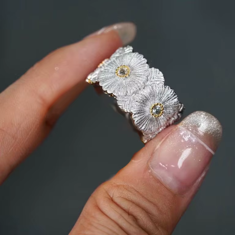 Bague en argent bicolore style toile brossée faite à la main, version large, petite marguerite dorée