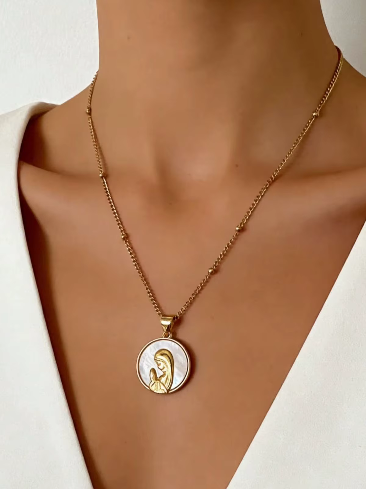 Collier en or plaqué Vierge Marie, bijoux religieux, mode féminine, élégant pendentif Vierge Marie e