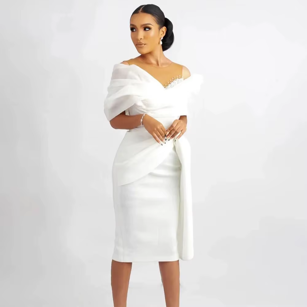 Robe de mariée courte blanche, épaules dénudées, gaine/colonne, longueur aux genoux, robe de mariée 