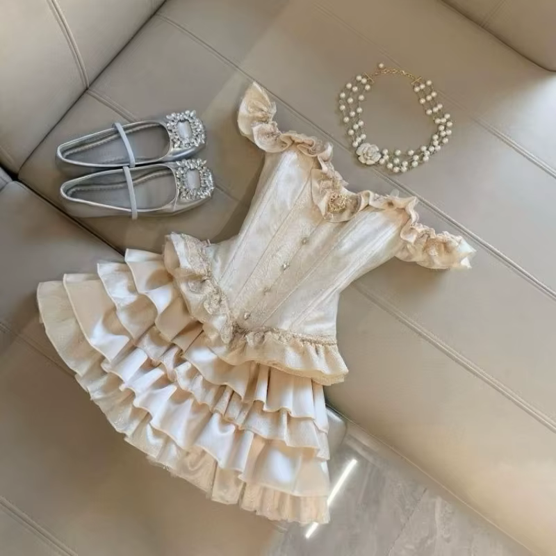 Ensemble 2 pièces élégant et coquette pour femme : Corset en dentelle, haut court à volants et jupe