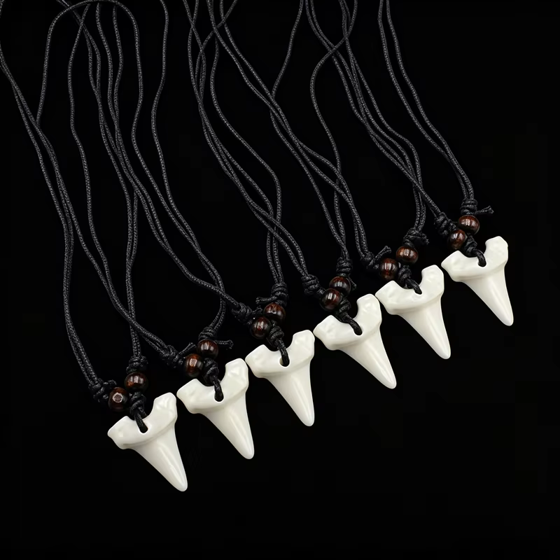 Lot de 6/12 colliers dents de requin - Style tribal en résine, cordon noir réglable avec perles en b