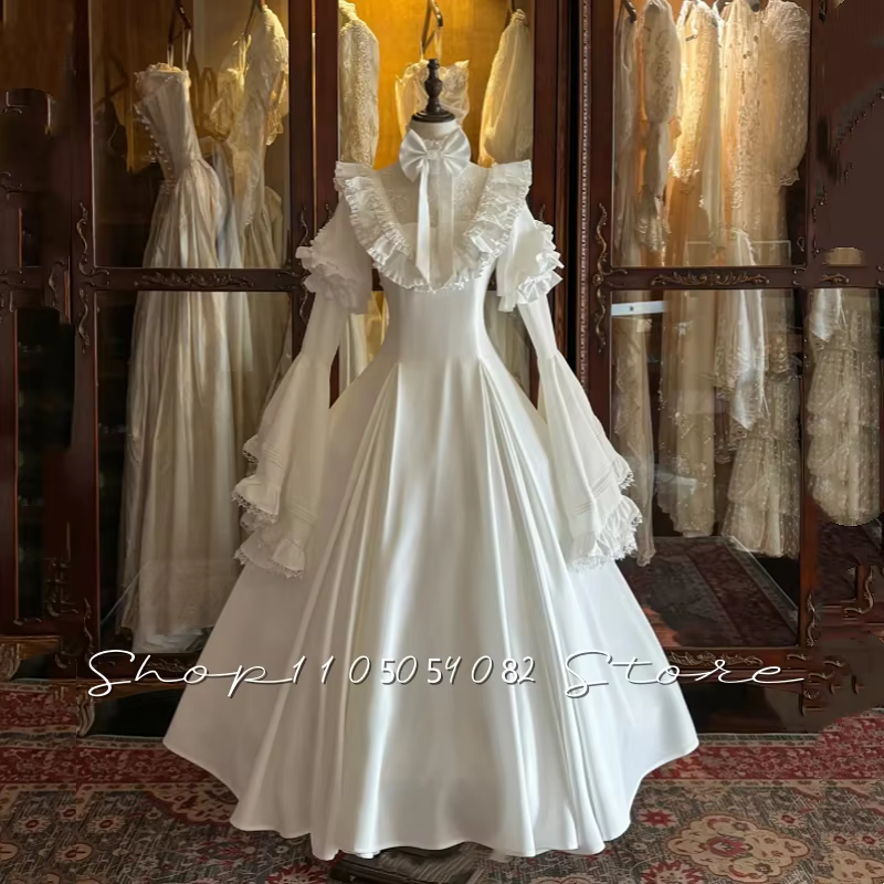 Robe de mariée blanche victorienne, style Lolita vintage, col haut, dentelle, volants, manches cloch