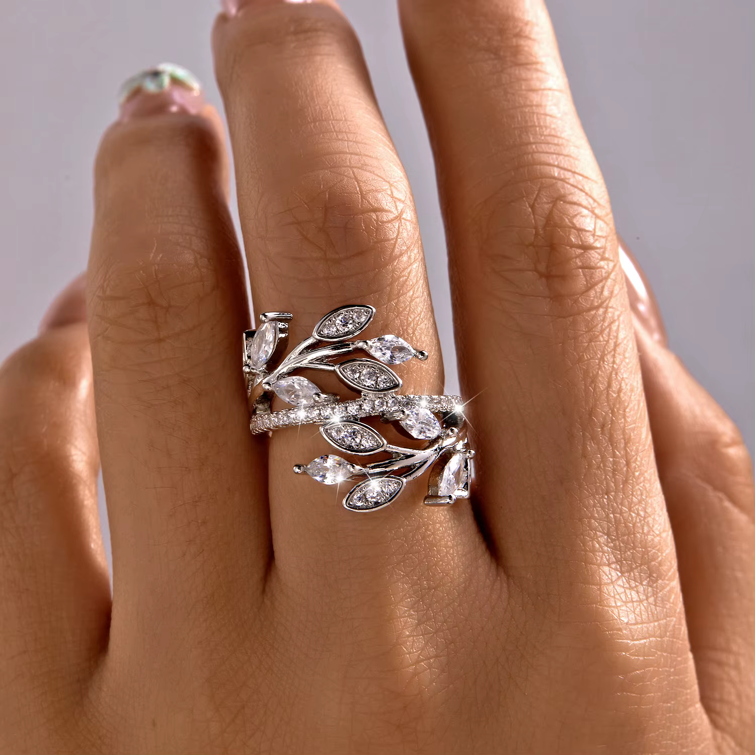 Bague en cuivre pour femme avec feuilles entrelacées et zircone cubique, motif vigne torsadée nature