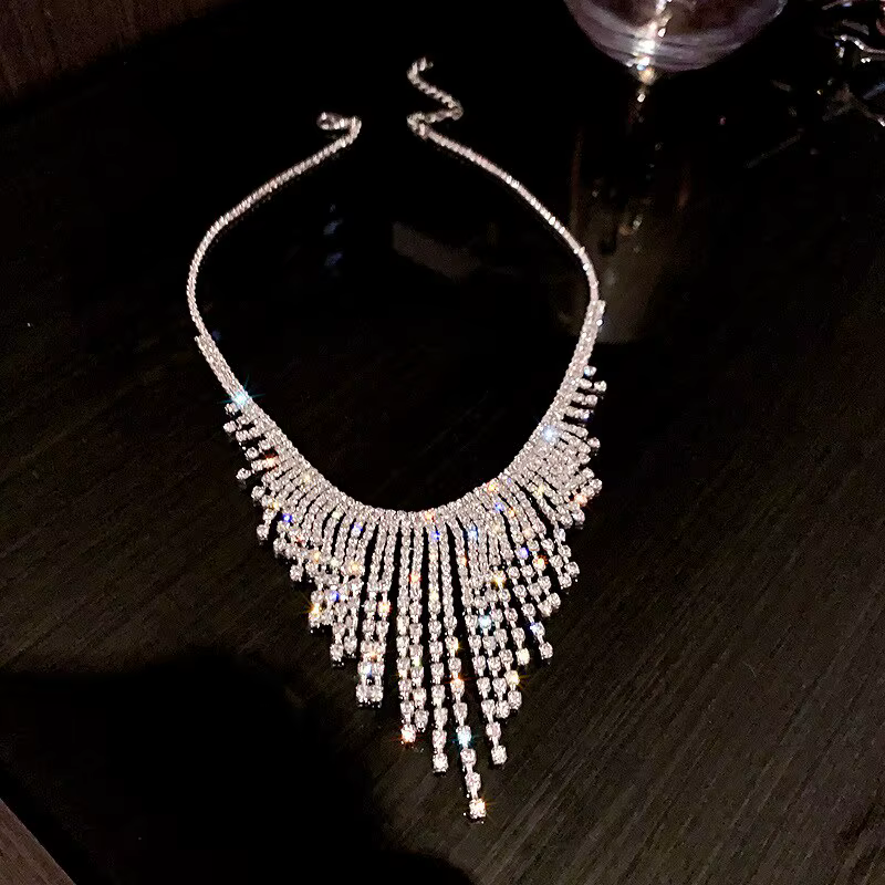 Colliers pendentifs à pampilles entièrement ornés de strass brillants pour femmes, colliers ras-du-c