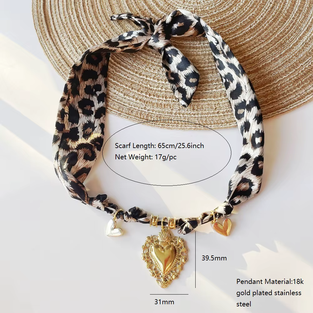 Collier Bandana écharpe avec pendentif en forme de cœur perlé en résine brillante et colorée, bijoux