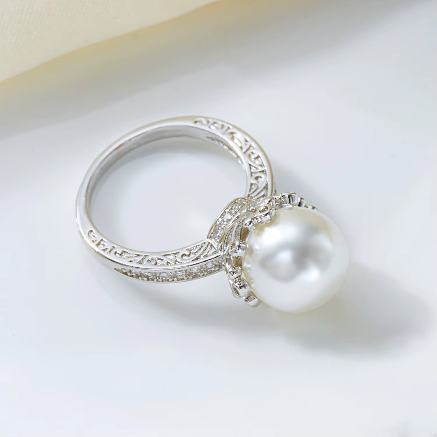 Bague Vintage Élégante en Laiton avec Imitation Perle pour Femme, Bijou Minimaliste Scintillant avec