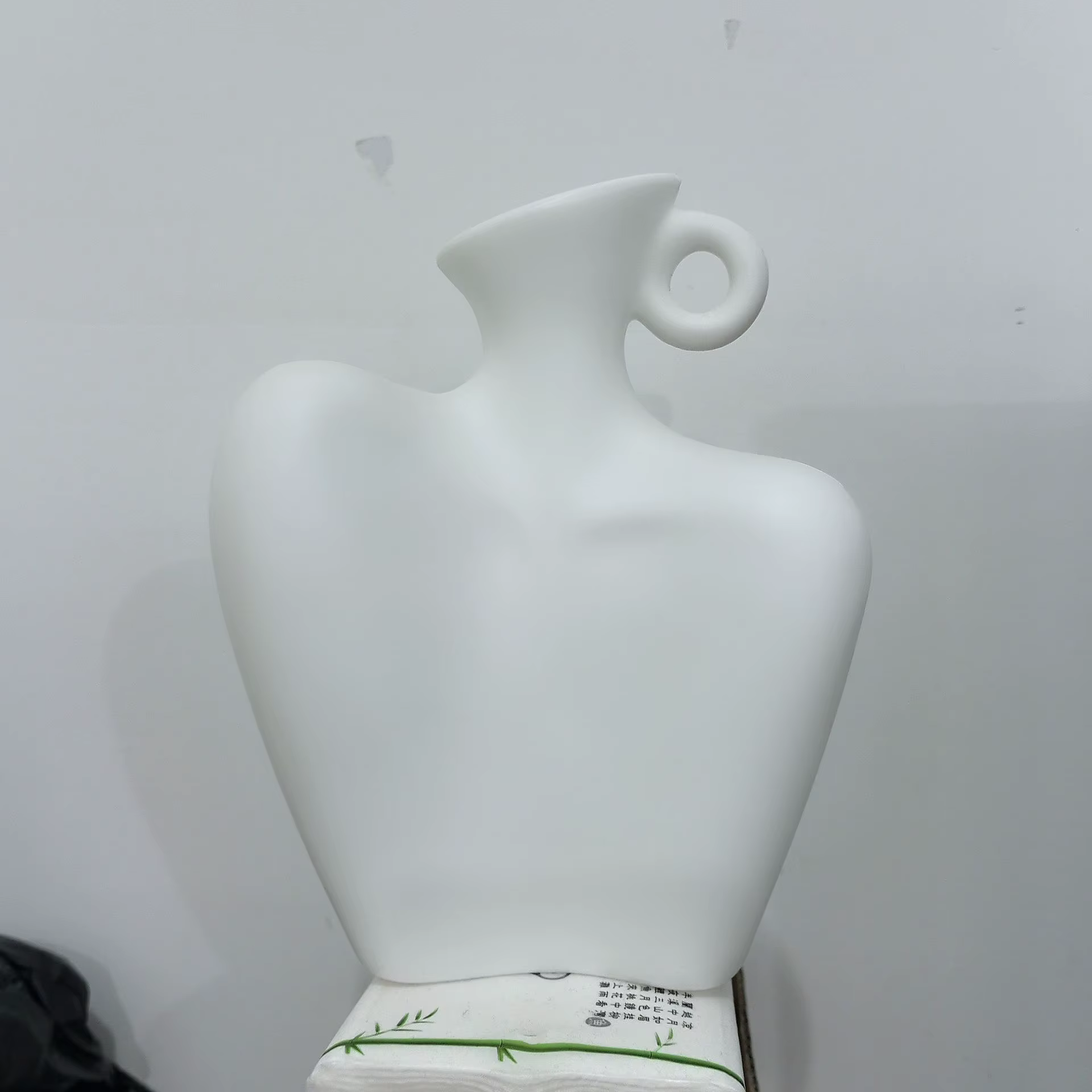 Présentoir de cou de beauté élégant pour stocker des bijoux comme des colliers, des boucles d'oreill