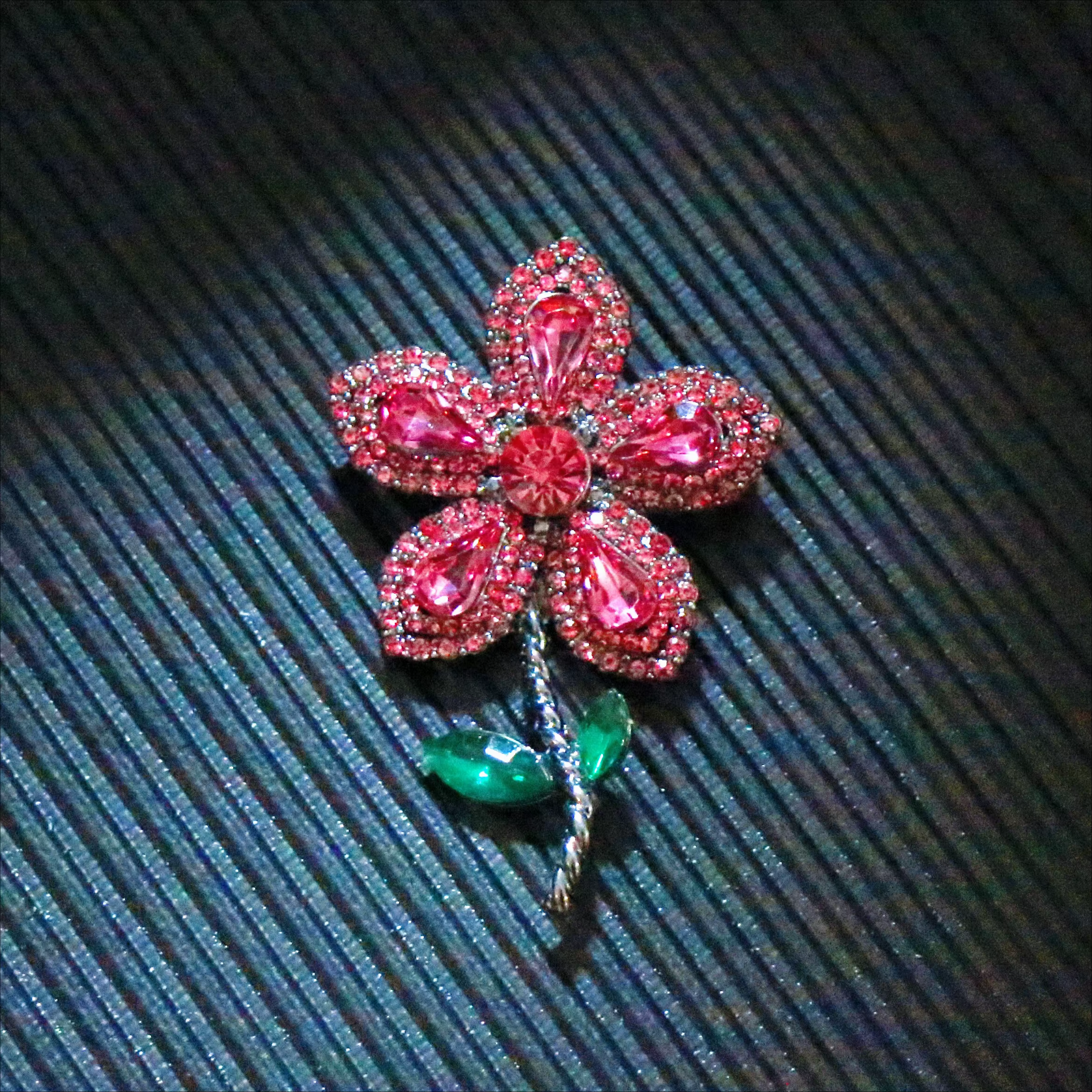 SKEDS Chic luxueux élégant Vintage cristal fleur broche exquise haut de gamme bijoux pour femmes ada
