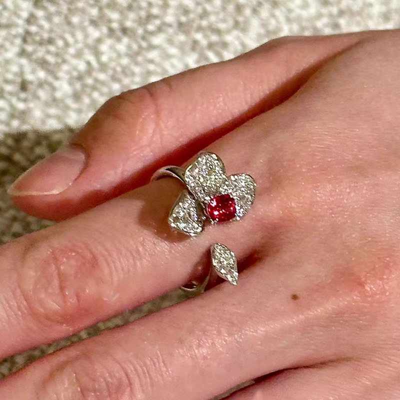 Bague élégante incrustée de diamants à trois feuilles pour femmes, incrustation de diamants haut de 
