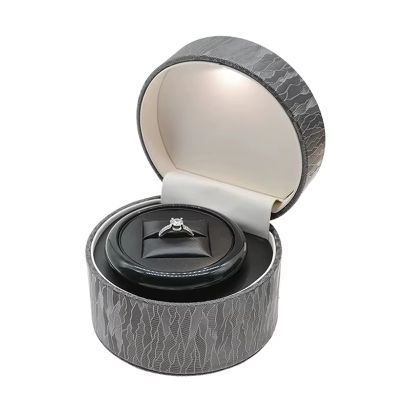 Présentoir rotatif de luxe avec lumière LED blanche, boîte à bagues de mariage professionnelle, prés