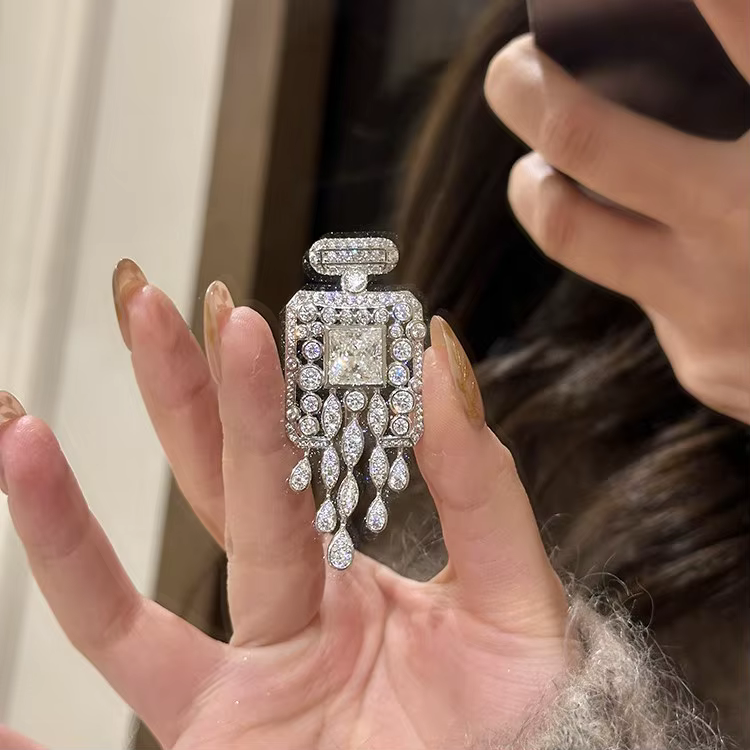 Bouteille de parfum légère et exquise pour femmes, Design de Niche, broche en cristal, mode, mignon,