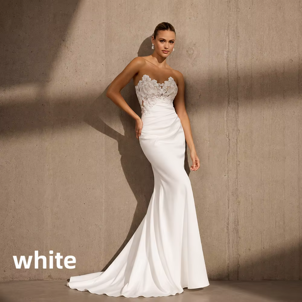 Robe de mariée sirène sans bretelles collection 2026, appliqués floraux en dentelle, buste transpare