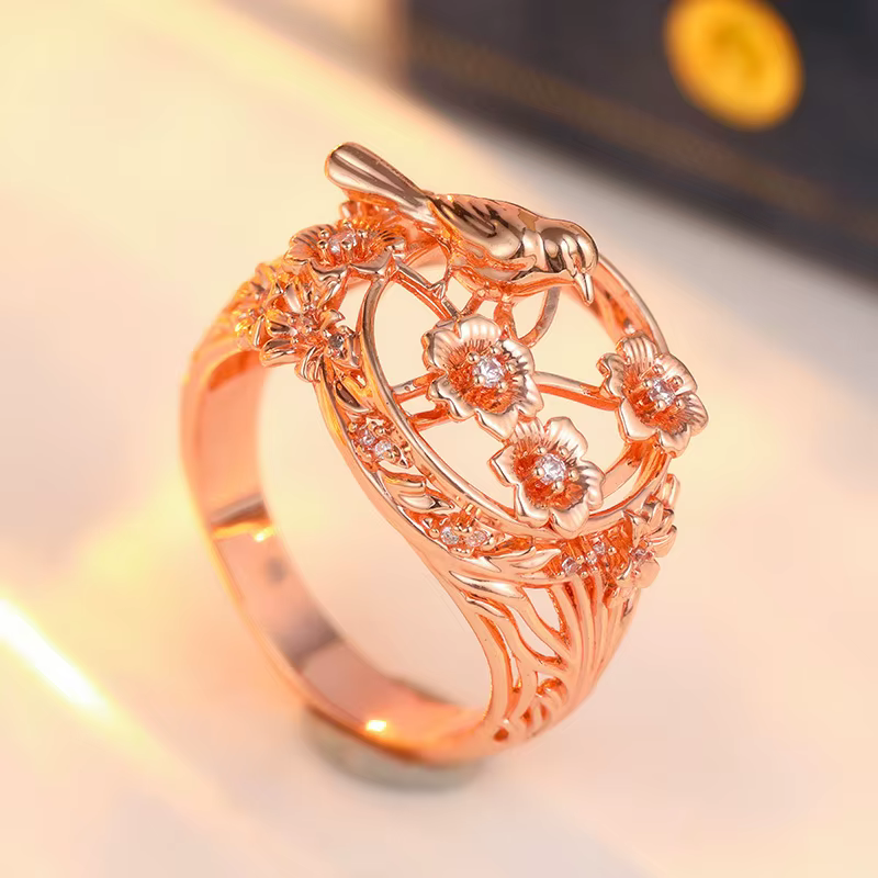 Bague sculptée style forêt campagnarde avec fleurs et oiseaux, design ajouré exquis, bague littérair