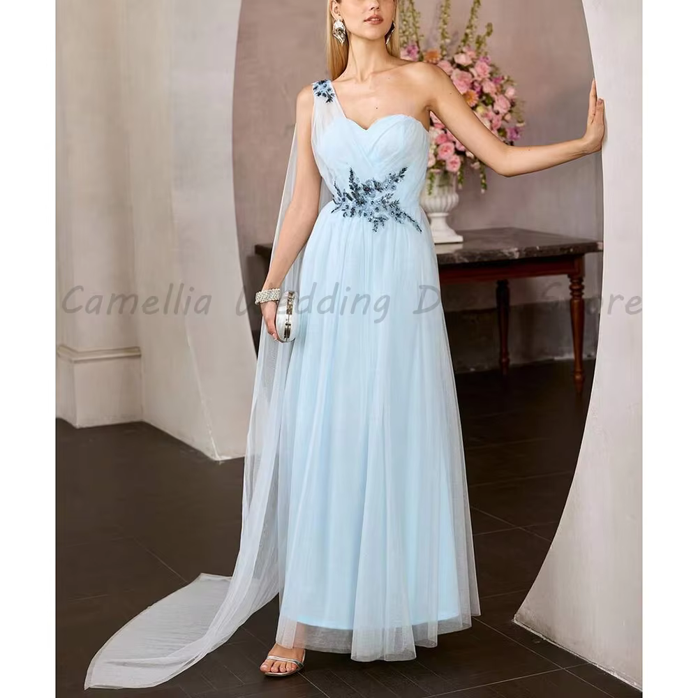 Robe de demoiselle d'honneur élégante à épaule unique avec cape fluide, bleu clair, appliques en den