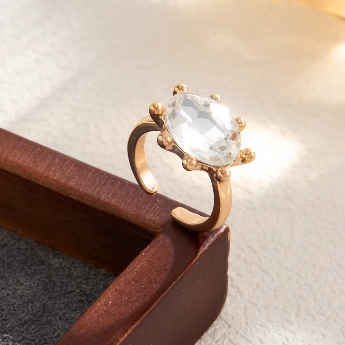 Bague ouverte vintage de luxe grande ovale avec pierres précieuses colorées, sertie de griffes multi