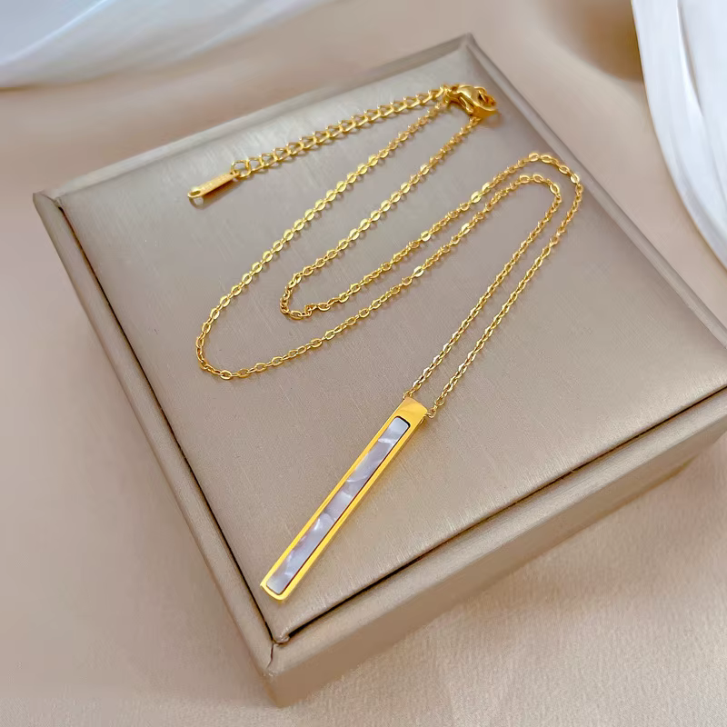 SION L-Collier en Acier Inoxydable Plaqué Or pour Femme, Bijoux avec Pendentif en Forme de Coquillag