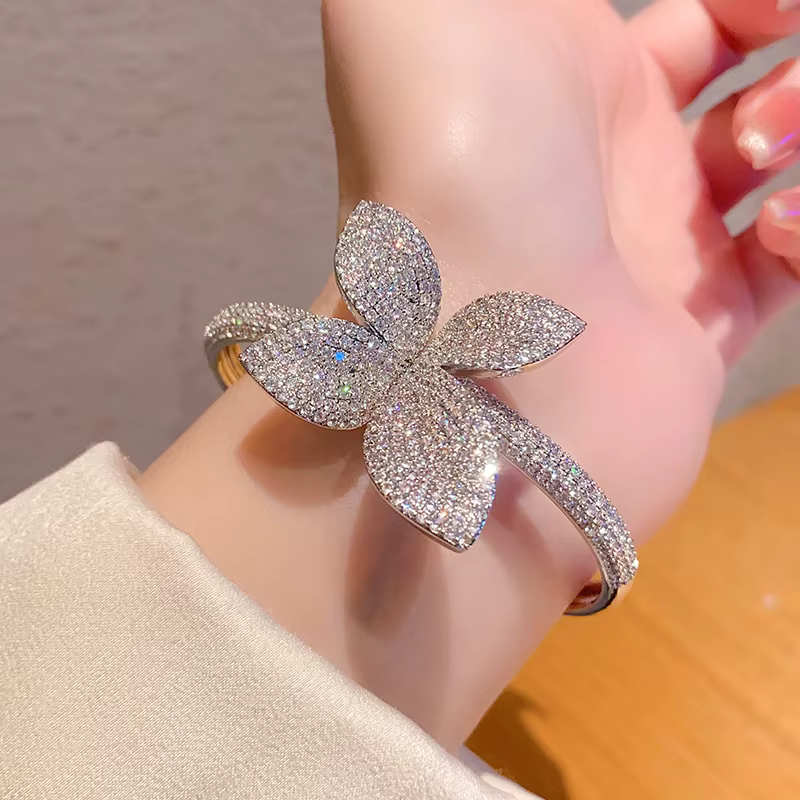 Bracelet Fleur de Luxe en Laiton Plaqué Or 18 carats avec Zircon Cubique, Design Élégant et Charmant
