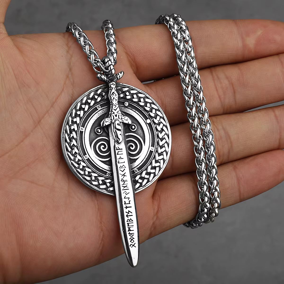 Viking Warrior – collier avec épée et bouclier, 24 Rune, breloque Hip Hop pour hommes, pendentif en 