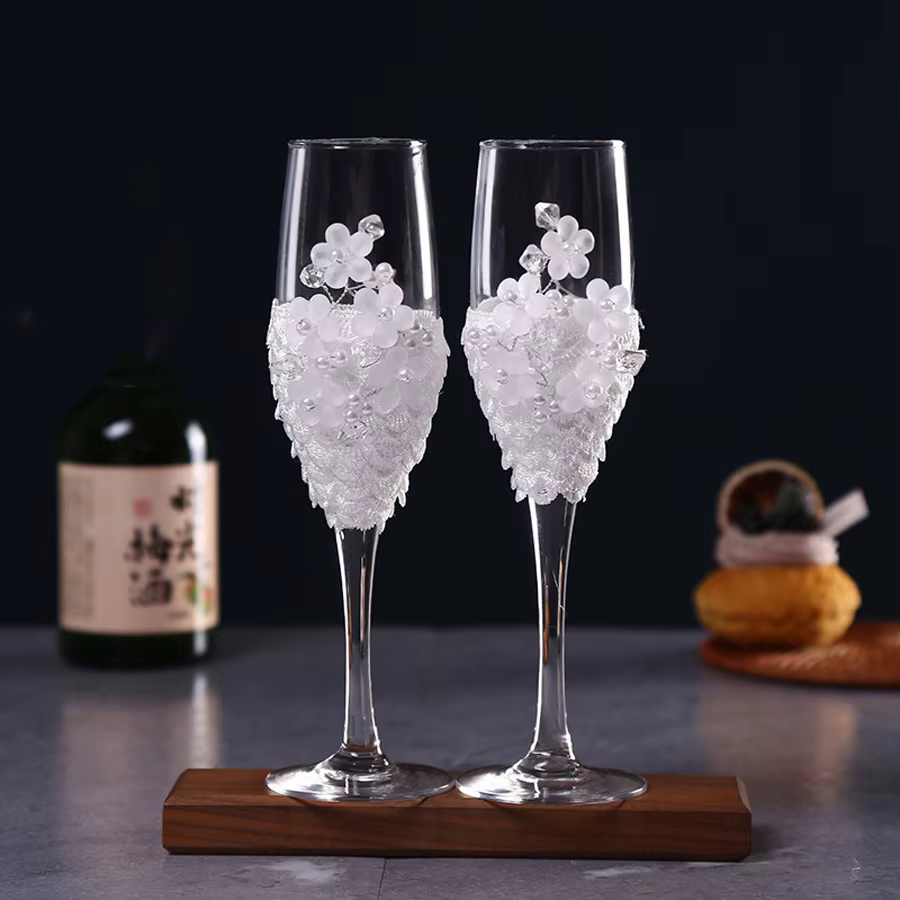 Une paire de verres à champagne de mariage, décoration créative en perles avec verres à vin à fleurs