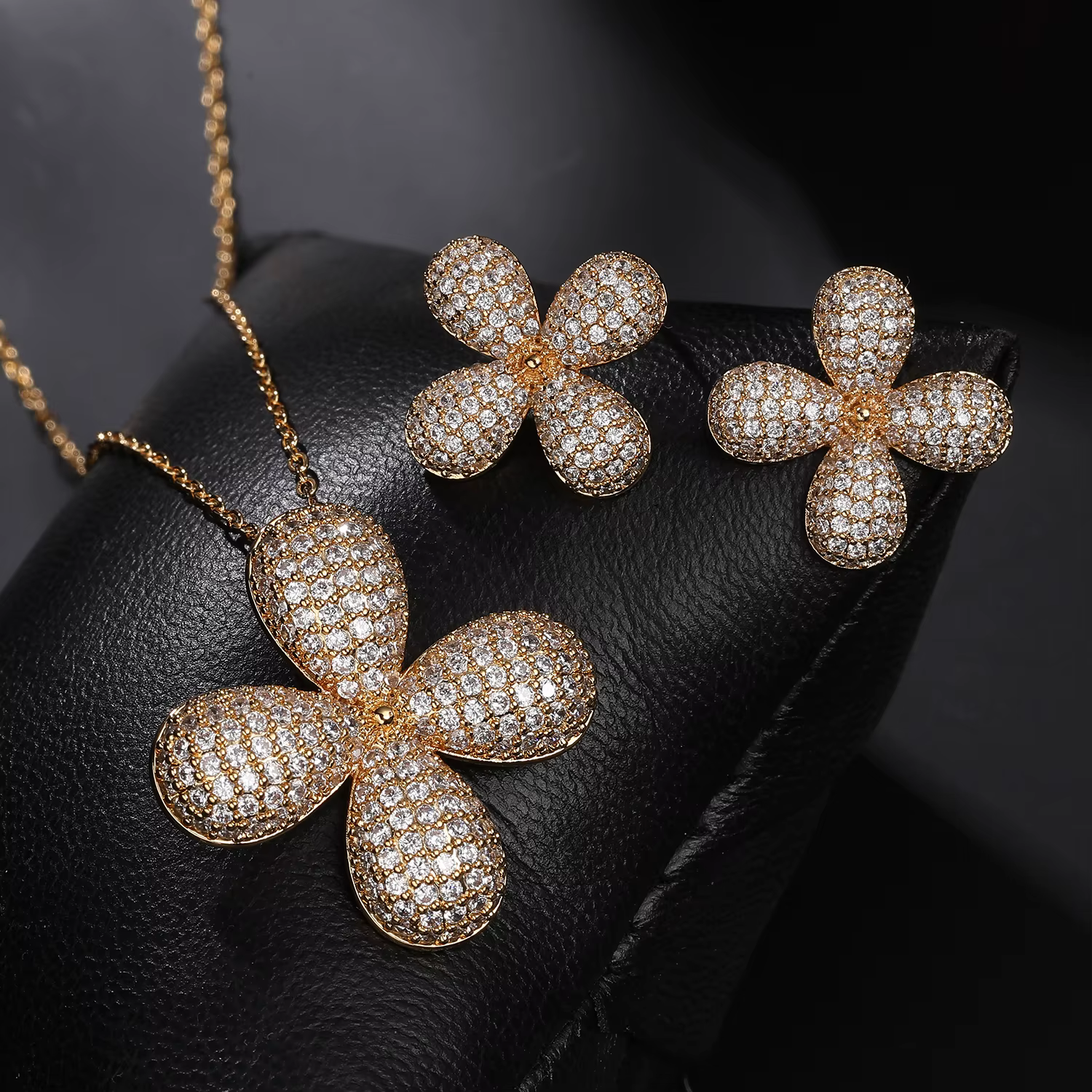 Ensemble de collier et de boucles d'oreilles en or plaqué 18 carats avec trèfle à quatre feuilles en