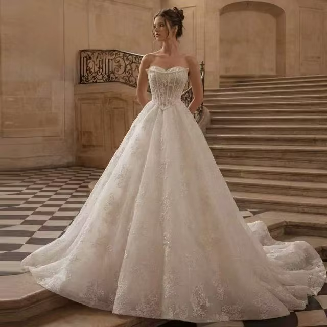 Robes de mariée personnalisées élégantes à col cœur pour femmes, robes de mariée en dentelle à appli
