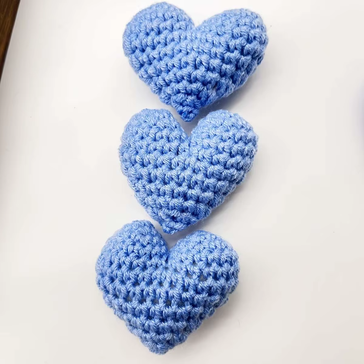 3 décorations en forme de cœur tricotées à la main, bleues et rouges, finies au crochet, pour la Sai