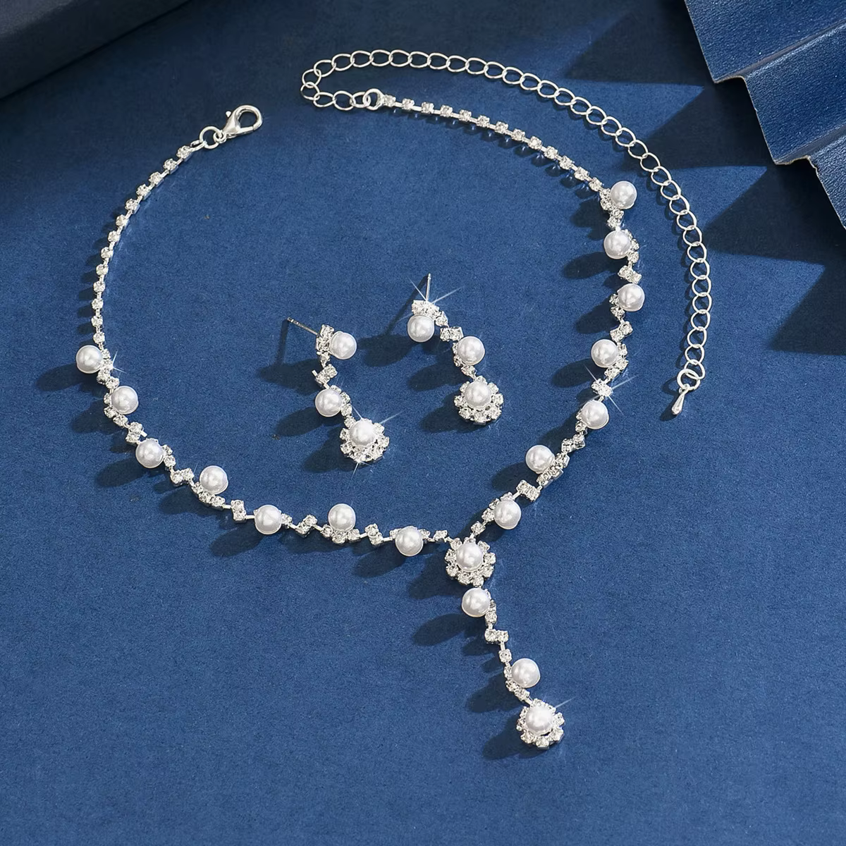 Bijoux tendance et à la mode - pendentif en perles avec pampilles en strass, ensemble de collier pou