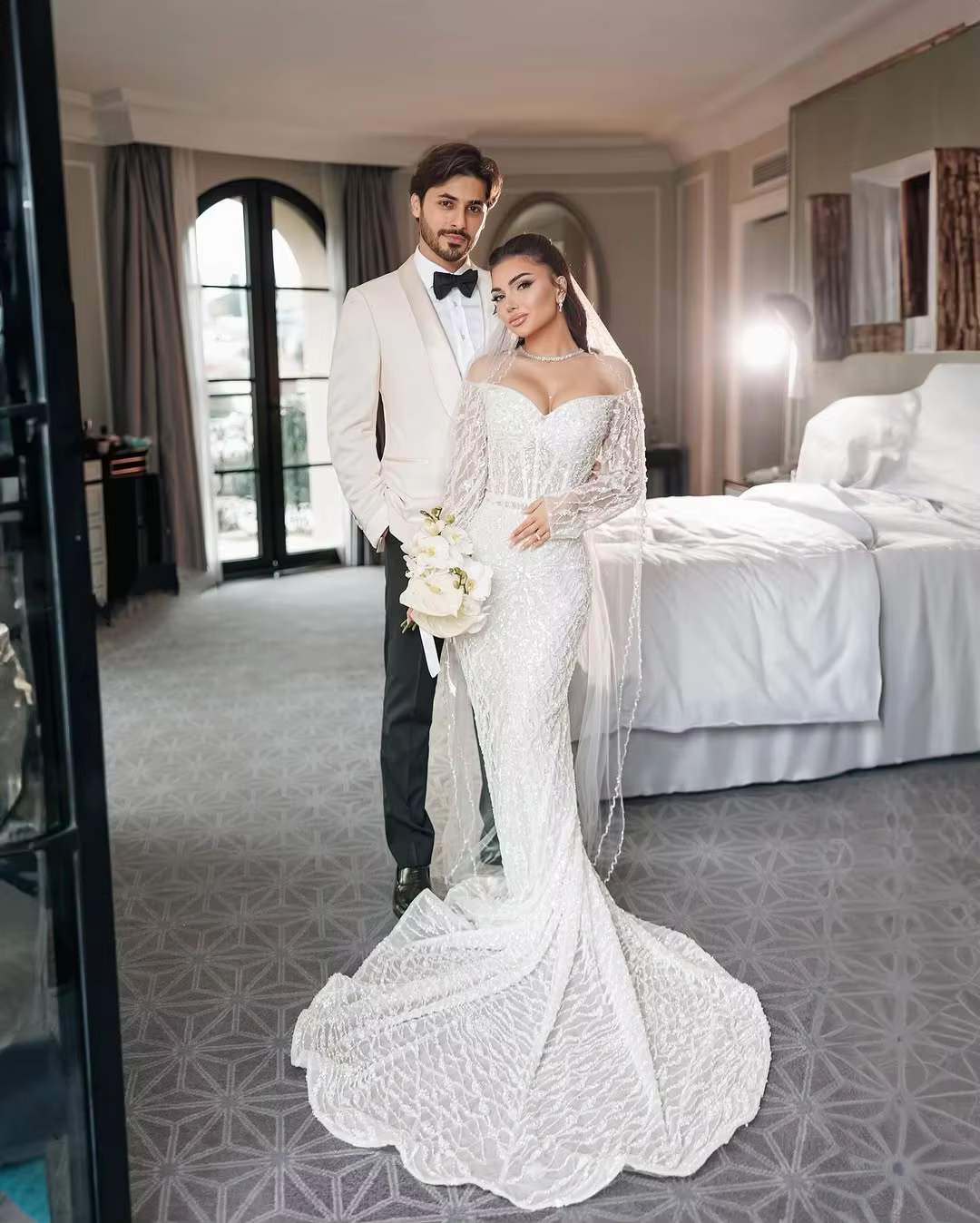Robe de mariée sirène de luxe, épaules dénudées, manches longues, avec traîne courte, ornée de perle