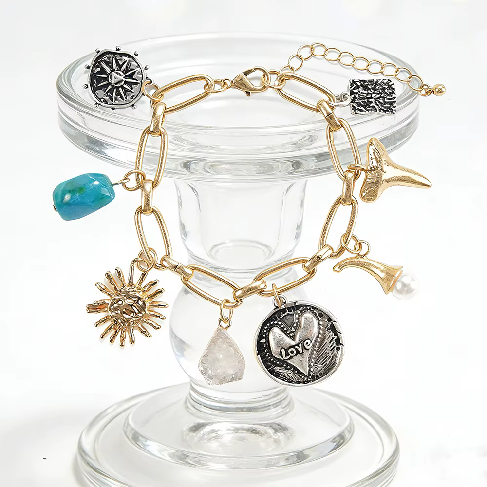 Bracelet artisanal avec breloque et pierre, ajustable, accessoire tendance idéal pour les occasions 