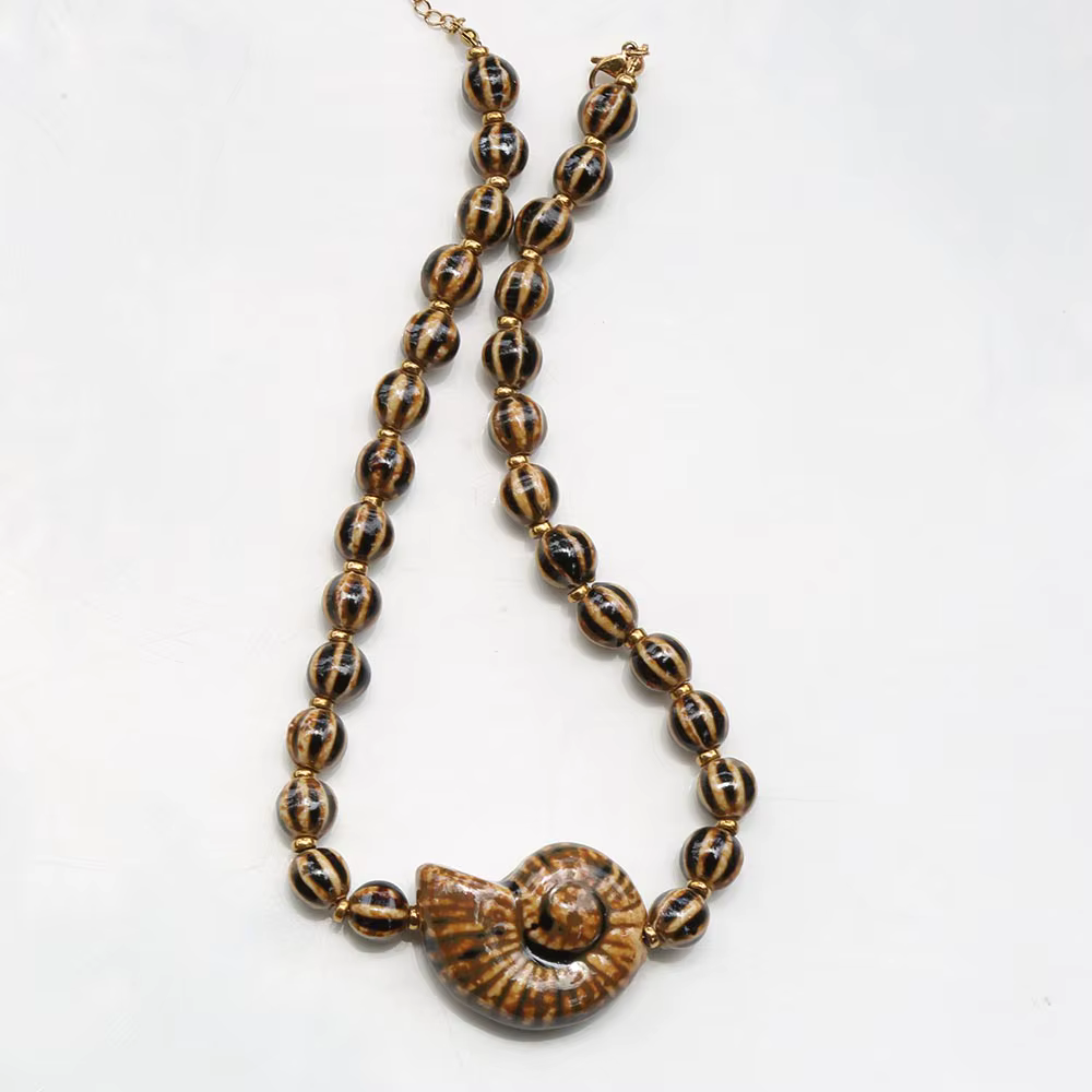 Collier bib élégant pour l'été, avec perles en céramique aux couleurs tendance et grand pendentif co