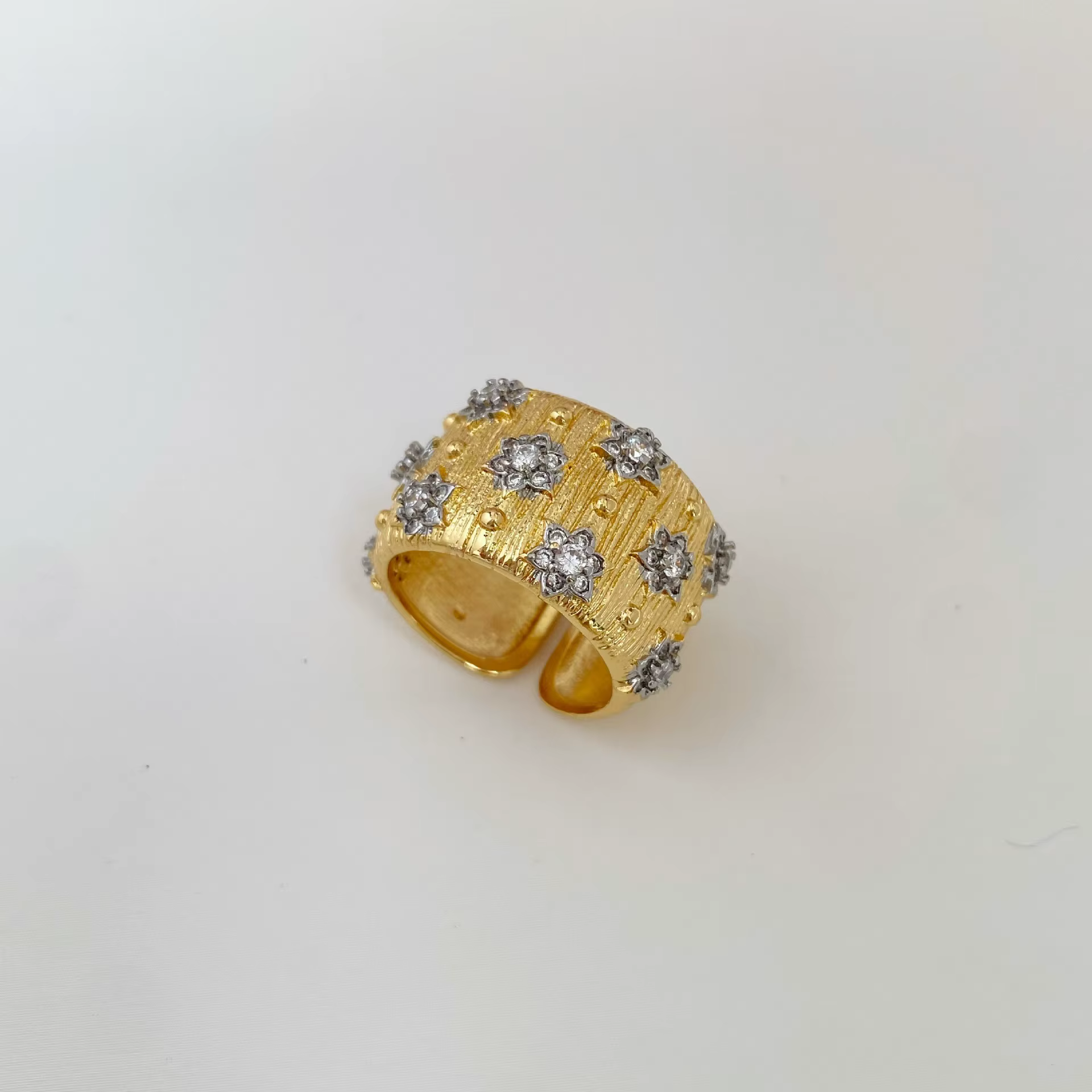Ensemble de bijoux haut de gamme, style rétro européen et américain, avec bague et bracelets sertis 