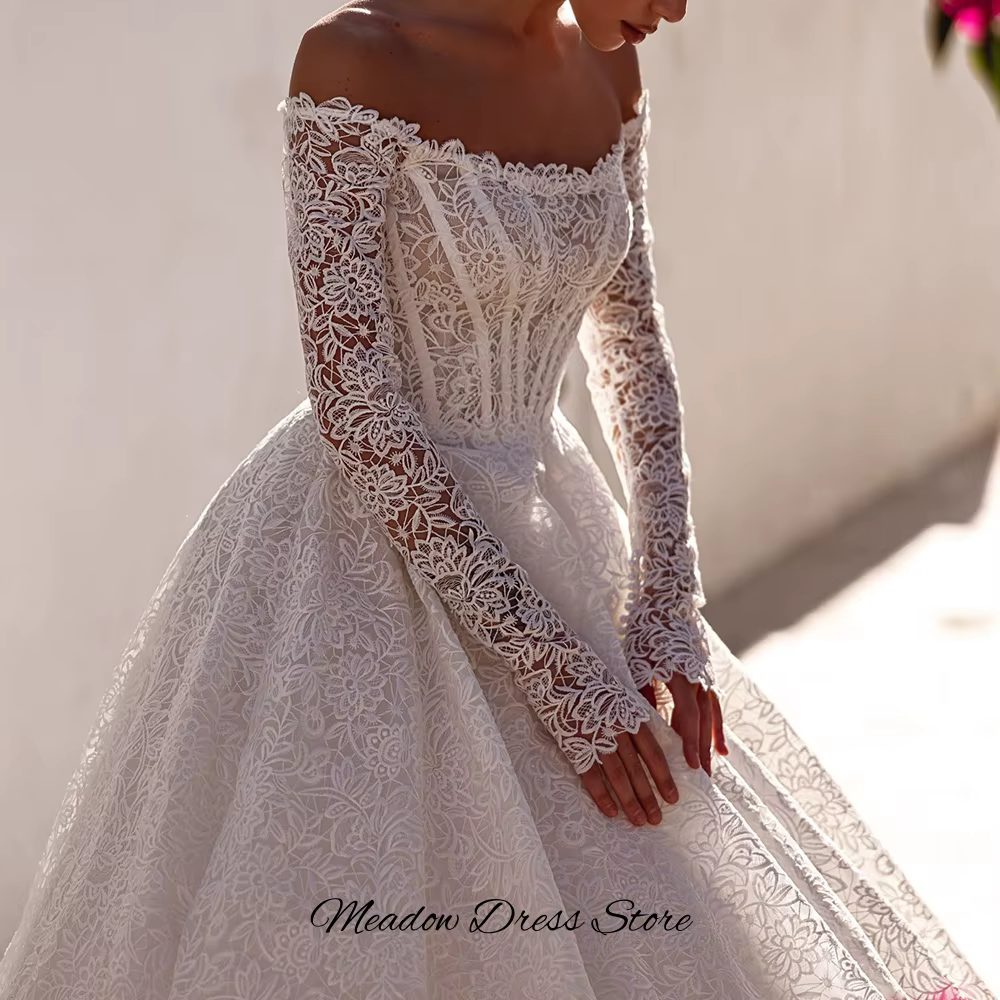 Robe de mariée de luxe personnalisée à col bateau, manches longues, appliques en dentelle, coupe tra