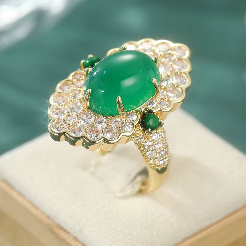 Bague classique pour femme incrustée de pierres vertes, couleur or éblouissante, géométrique, pour u