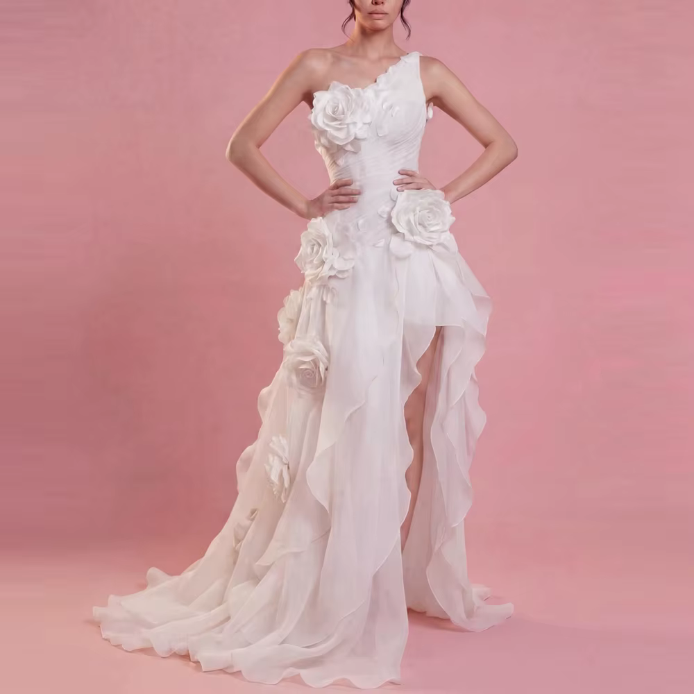 Robe de mariée blanche asymétrique à une épaule, coupe asymétrique, avec appliques florales 3D et lo