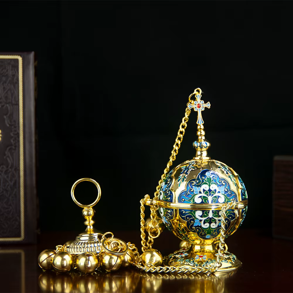 Encensoir Orthodoxe Plaqué Or avec Motifs Floraux en Émail Rouge, Rose et Bleu pour la Liturgie Chré