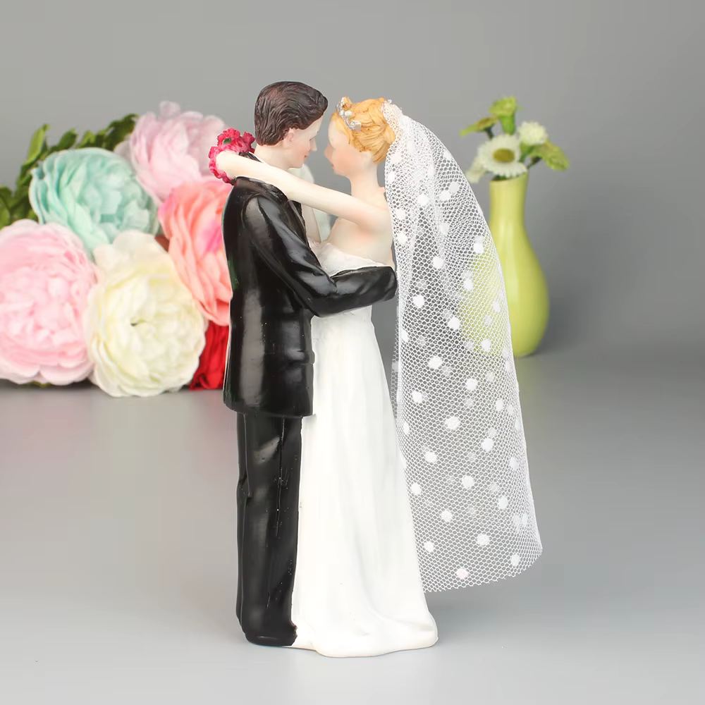 Poupée de gâteau de mariage européen, décorations en résine, la mariée et le marié sont affectueux