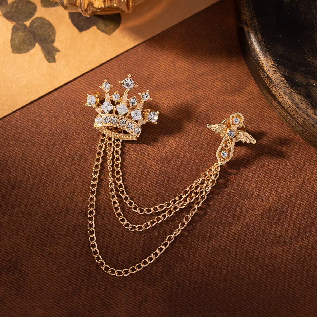 Nouvelles Broches Rétro Couronne Strass pour Hommes, Épingles de Revers Chaîne à Pompon Croix Britan