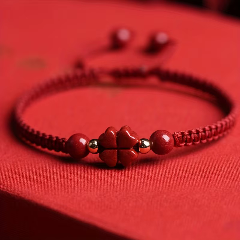 Bracelet tressé en cordon rouge porte-bonheur – Breloque de paix et de bonheur en trèfle à quatre fe