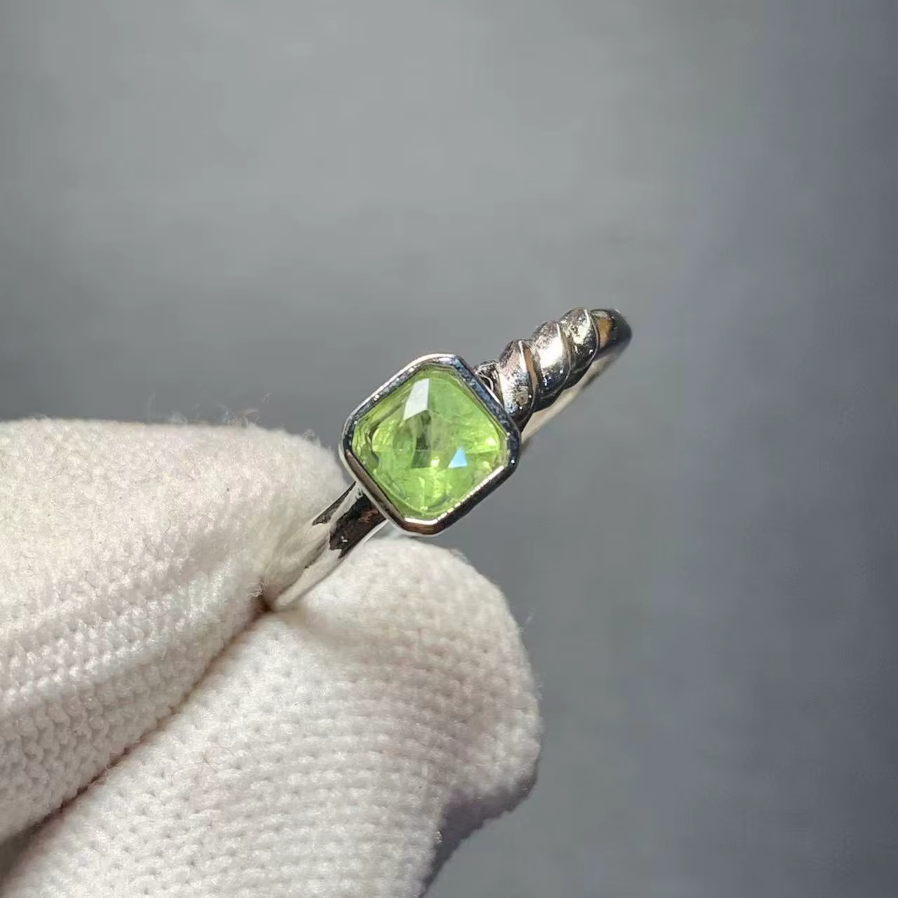 HEYYA – bague péridot naturel Vintage pour femmes, en acier inoxydable, bijoux fins simples, pierres