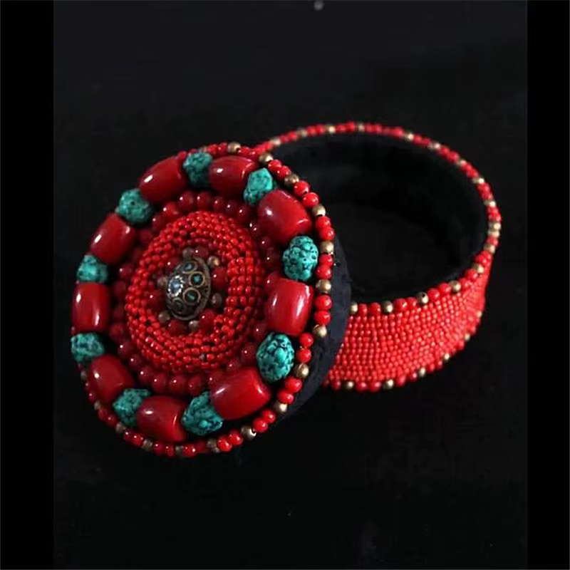 Bijoux ethniques tibétains, boîte à bijoux en perles rouges cousues à la main TJB907