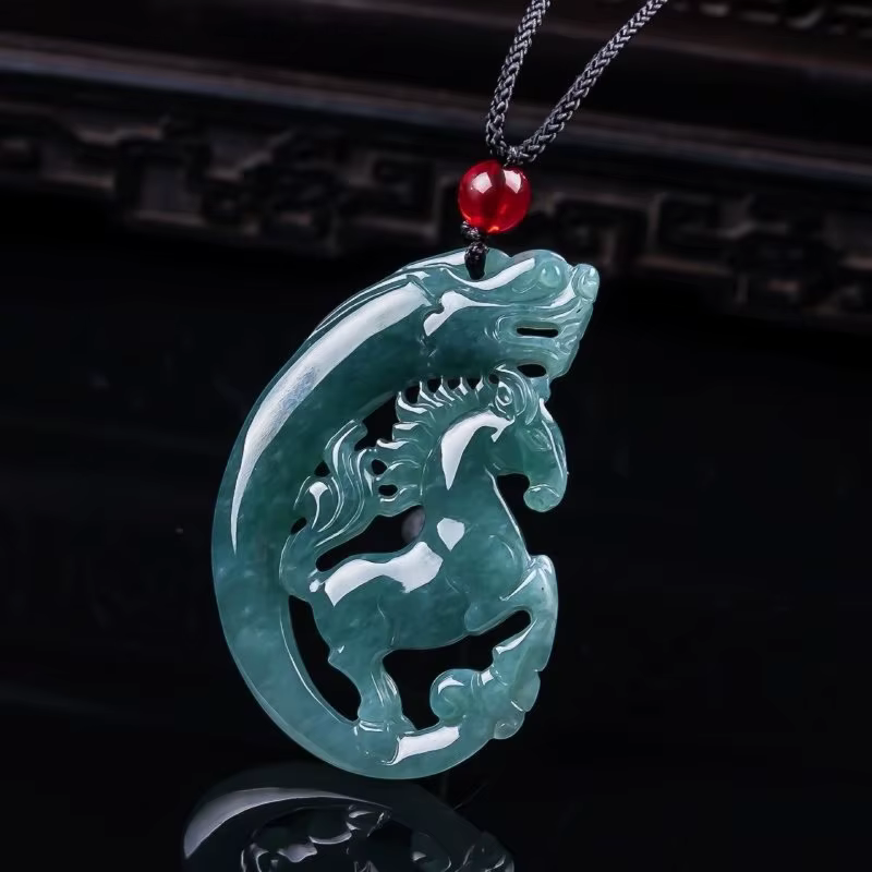 Véritable naturel Myanmar émeraude bleu eau Jade évider cheval carte pendentif collier sculpté bijou