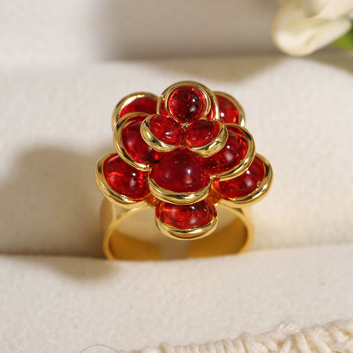 Bague de cocktail florale en métal doré avec rose rouge d'inspiration vintage pour femmes et filles,